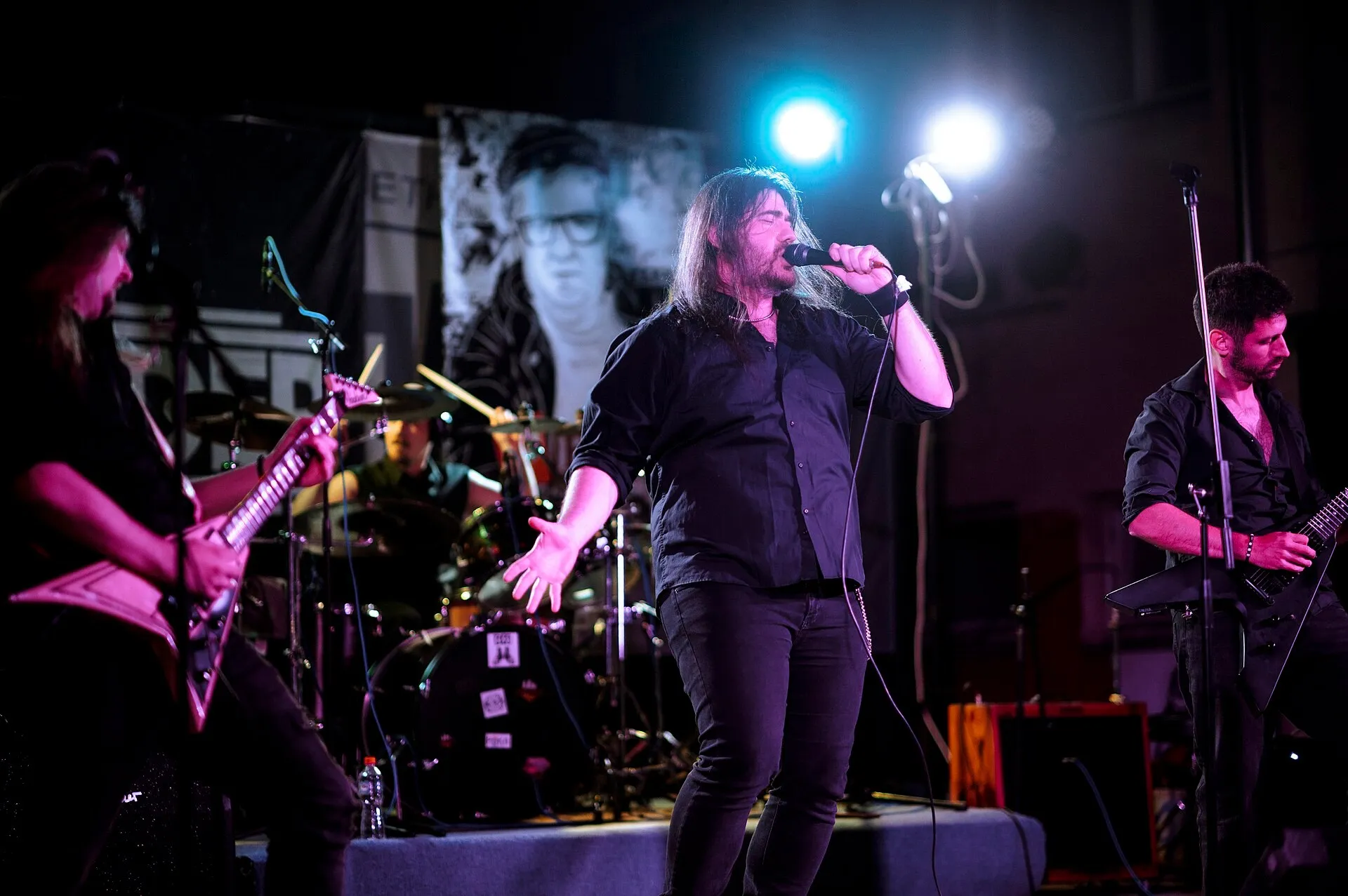Chris Lockley no palco com a banda