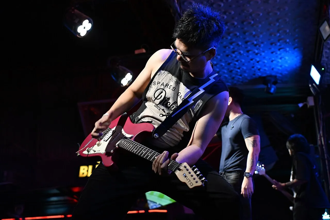 Caio Gutierri, guitarra